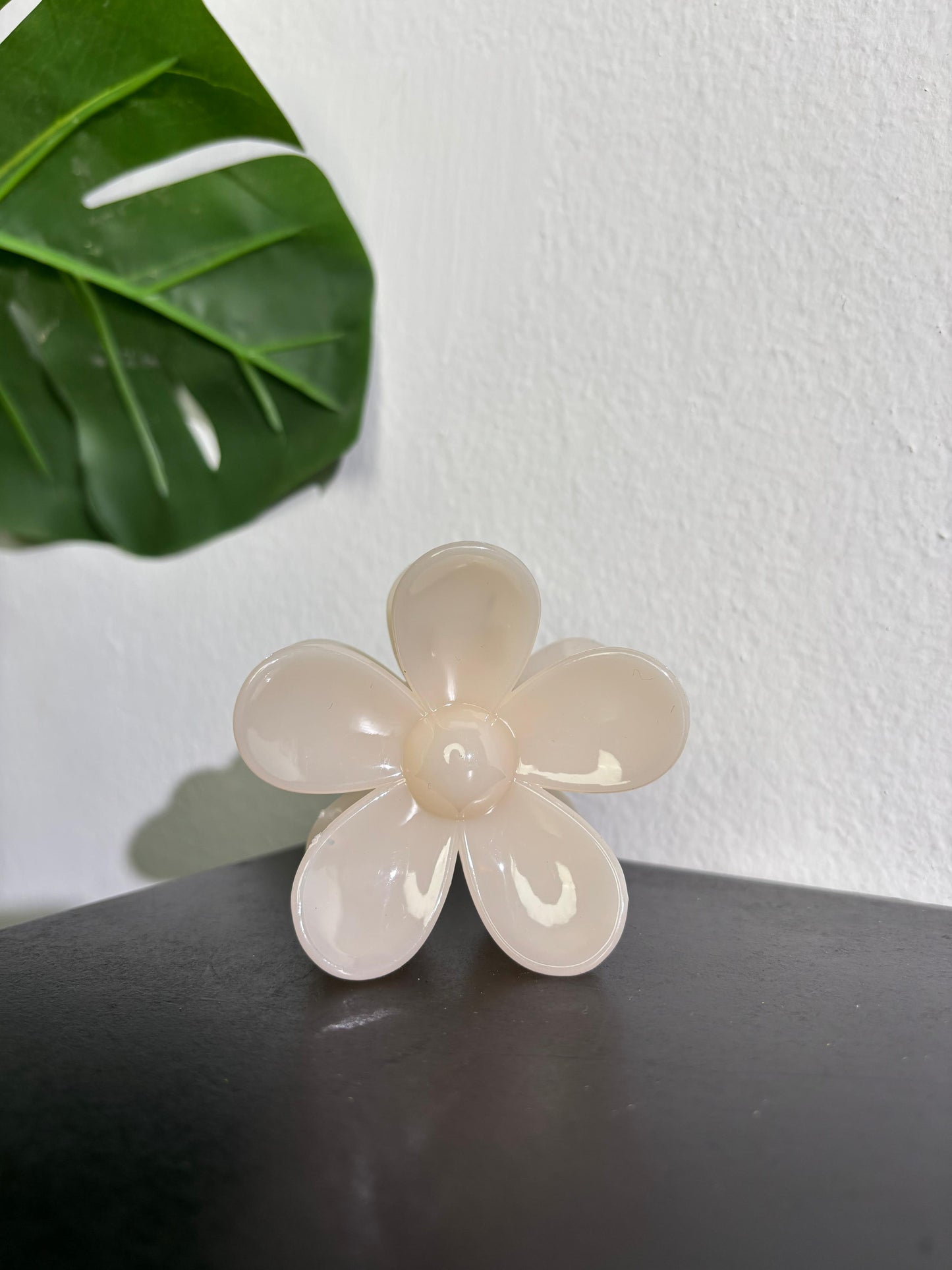 Flower-shaped hair clip