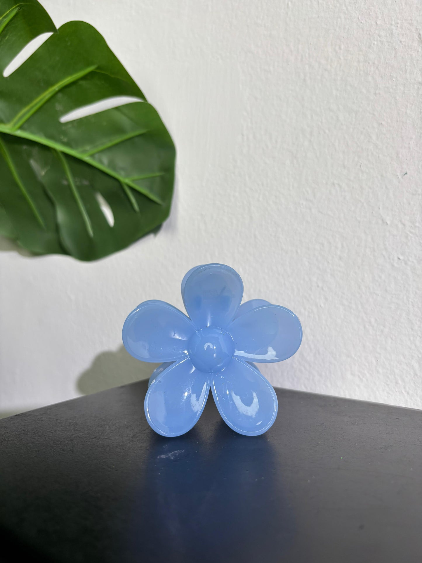 Flower-shaped hair clip