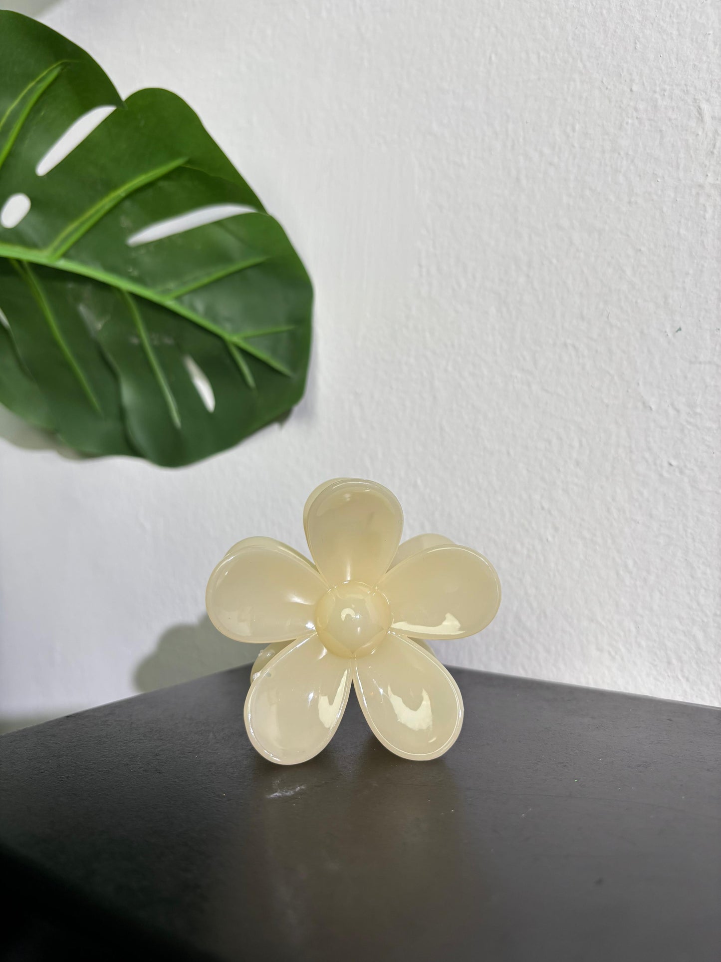 Flower-shaped hair clip